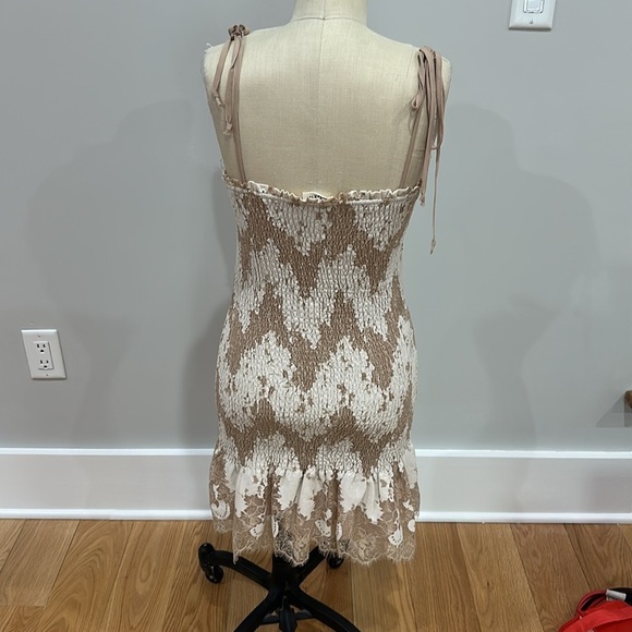 Storia, white and beige pattern, lace smocked dress - Picture 2 of 7